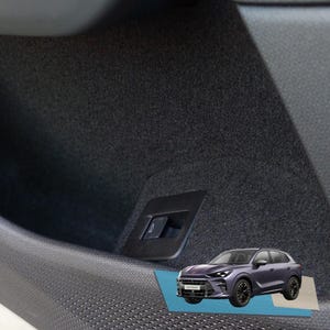 Könnte beinhalten: Nahaufnahme eines Autoinnenraums mit einer dunkelgrauen, strukturierten Verkleidung und einem rechteckigen, schwarzen Verschluss. Ein lila SUV ist unten rechts zu sehen, was auf ein Fahrzeugthema hindeutet.