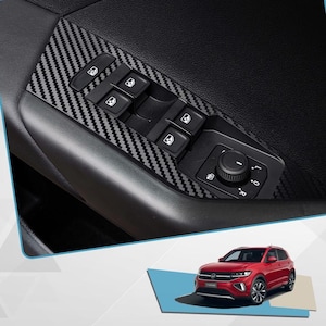 以下が含まれることがあります： 黒とグレーのカーボンファイバーテクスチャの車のドアパネル。窓とミラーのコントロールがあります。パネルには窓制御ボタンとミラー調整ダイヤルがあります。赤い車が右下に表示されています。