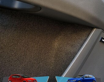 Puede incluir: Dos imágenes de un coche rojo y un coche azul, ambos del mismo modelo, un hatchback, con el mismo diseño. Las imágenes se colocan sobre un fondo azul y blanco, dentro de una puerta de coche.