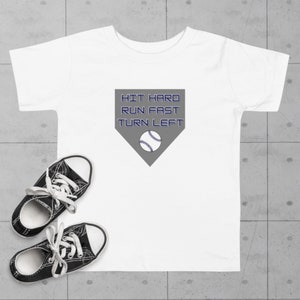 Hit Hard Run Fast Turn Left, Honkbal, T-shirt met korte mouwen voor peuters
