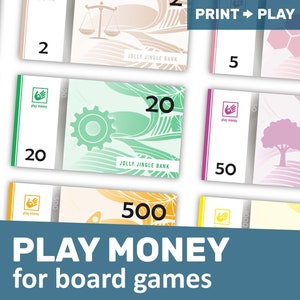 Può includere: Banconote di gioco per giochi da tavolo con diversi valori. Le banconote presentano design e colori unici, tra cui verde, rosa e blu. Il testo "PRINT -> PLAY" è visibile in alto, con "PLAY MONEY for board games" in basso.
