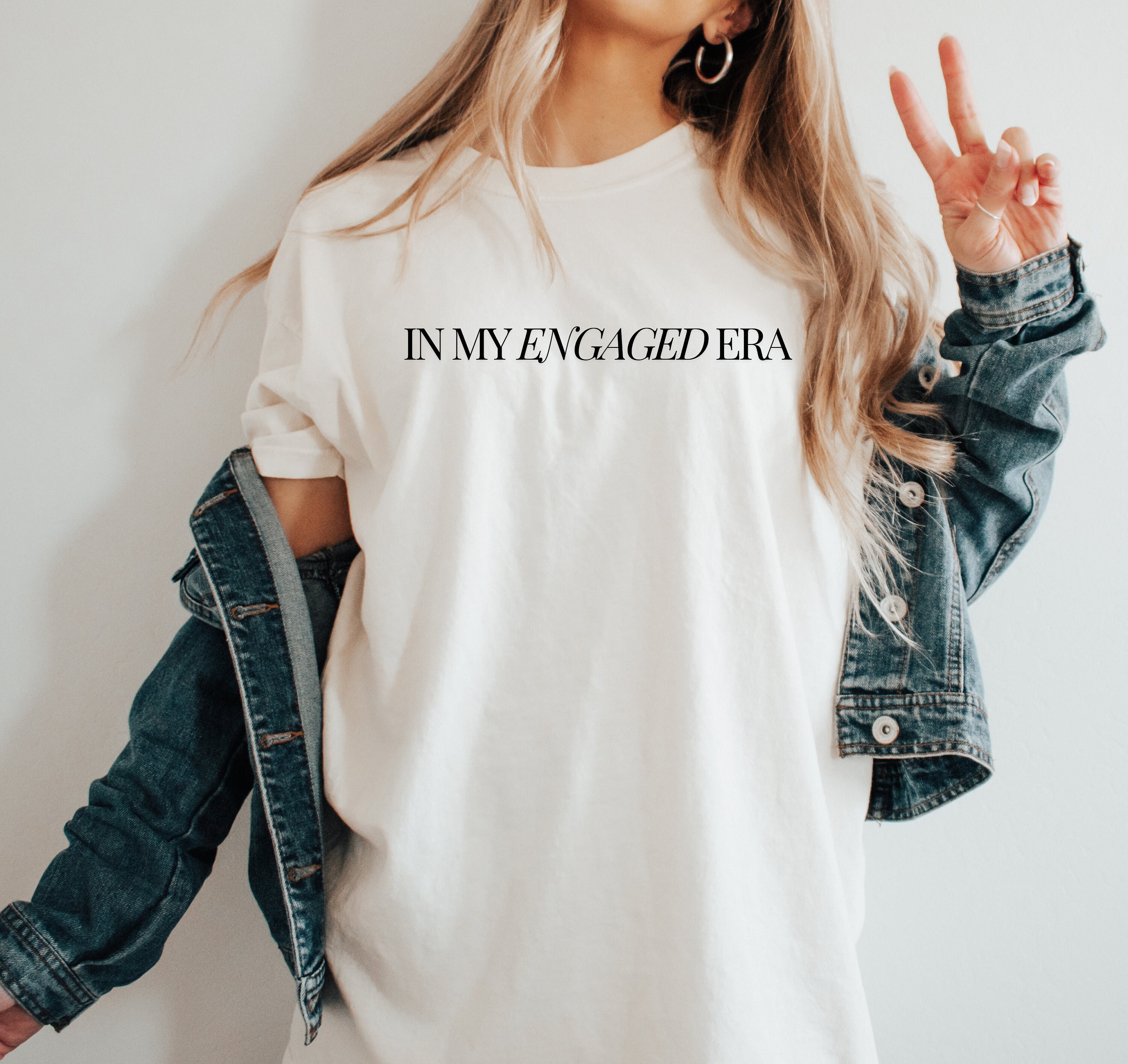 In mijn betrokken tijdperk shirt, betrokken shirt, trendy comfortkleuren, verlovingscadeau, toekomstige mevrouw T-shirt, verloofde shirt