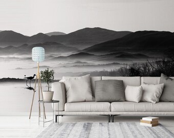 Papel pintado autoadhesivo extraíble sin pegar con paisaje de montaña, lago y cigüeña con niebla oscura