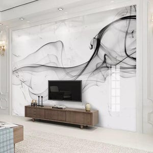 Op de afbeelding: Een moderne woonkamer met een grote witte muur met een zwart en grijs abstract ontwerp. Onder het kunstwerk staat een donkerhouten mediaconsole met een flatscreen-tv. De kamer is ingericht met wandkandelaars en een lichtgekleurd tapijt.