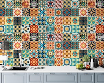 Puede incluir: Un salpicadero de cocina con un patrón de mosaico de azulejos coloridos. Los azulejos son en tonos de azul, amarillo, naranja y rojo. Los azulejos están dispuestos en un patrón geométrico.