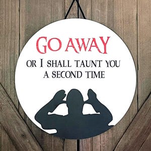 Go Away, Monty Python-geïnspireerd deurbord – grappig middeleeuws decor