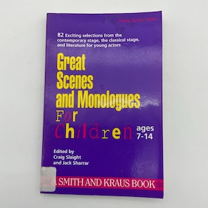 Puede incluir: Un libro morado titulado "Great Scenes and Monologues For Children" con texto en amarillo y rosa. El libro está editado por Craig Slaight y Jack Sharrar y es para niños de 7 a 14 años. Parte de la serie Young Actors.