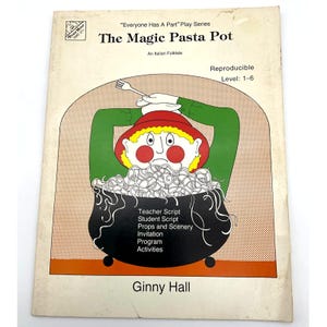Puede incluir: Un libro de tapa blanda titulado The Magic Pasta Pot, un cuento popular italiano de la serie Everyone Has A Part Play. La portada presenta una ilustración de dibujos animados de un personaje con sombrero rojo detrás de una olla negra llena de pasta blanca.