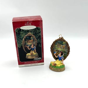 Hallmark Disney Snow White The Enchanted Memories Keepsake Vintage Ornament 1998