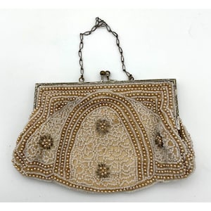 Cartera de mano vintage de los años 30 con cuentas en color crema, asa de cadena adornada con detalles florales