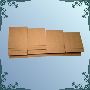 Pode incluir: Um conjunto de cartões de papel kraft de vários tamanhos, dispostos em camadas. Os cartões são de cor castanho quente, com um acabamento liso e mate. O fundo é um gradiente de azul claro.