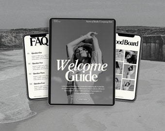 Könnte beinhalten: Drei digitale Geräte auf einem Sandstrand mit Meereswellen im Hintergrund. Die Geräte sind ein Tablet und zwei Smartphones. Das Tablet zeigt einen Willkommensleitfaden mit dem Text "Welcome Guide" und "Start Here". Das Smartphone links zeigt eine FAQ-Seite mit dem Text "FAQ" und nummerierten Fragen. Das Smartphone rechts zeigt ein Moodboard mit dem Text "Mood Board" und einem Raster von Bildern.