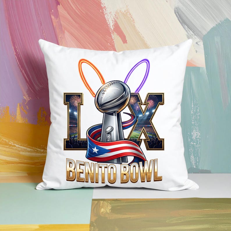 Pode incluir: Almofada quadrada branca com um trof&eacute;u prateado, o texto "LX" e as palavras "BENITO BOWL" em dourado. O design inclui uma fita com a bandeira de Porto Rico e an&eacute;is de n&eacute;on laranja e roxo.