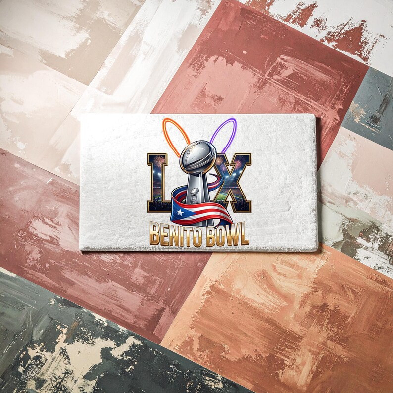 Pode incluir: Uma telha retangular branca com um trof&eacute;u de futebol americano prateado com o texto "LX" e "BENITO BOWL". O design inclui uma bandeira de Porto Rico e arcos laranja e roxos. A telha est&aacute; sobre um fundo de formas geom&eacute;tricas coloridas.
