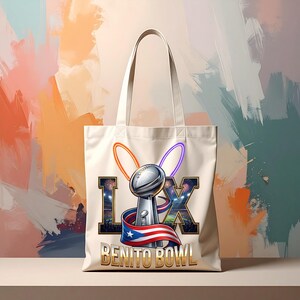Pode incluir: Saco tote creme com um trof&eacute;u prateado, uma bola de futebol americano e o texto "LX BENITO BOWL". O design inclui a bandeira de Porto Rico e detalhes coloridos. O saco tem duas al&ccedil;as.