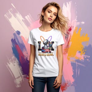 Pode incluir: Camiseta branca com um design gr&aacute;fico com o texto "LX BENITO BOWL". O design inclui um trof&eacute;u, a bandeira de Porto Rico e as letras "LX". A camiseta &eacute; usada por uma pessoa em jeans.