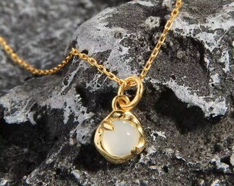 Classic Agate Pendant Necklace: Gold Plated Over Sterling Silver. #1104