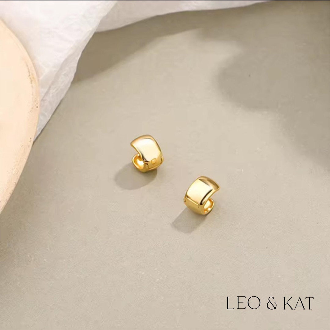 Chunky Gold Clip-On Huggie Hoop Earrings - 3cm Big Textured Metal Hoops For Non-Pierced Ears
