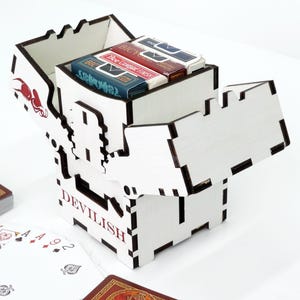 Caja de almacenamiento de recuerdos blanca grabada para barajas de póquer, caramelos, notas de amor y joyas con diseño grabado con láser