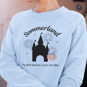 Sudadera unisex de cuello redondo Sommerland Kitty Wise Heavy Blend™, Marissa Meyer, We Could Be Magic, Libros para jóvenes adultos, BookTok, Regalo para amantes de los libros