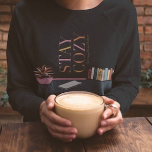 Mantente cómodo, podcast Happy Writer, Marissa Meyer, regalos para amantes de los libros, libros, artículos de libros, sudadera unisex de mezcla pesada con cuello redondo