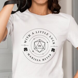 Camiseta D20 con un poco de suerte, Marissa Meyer, tendencia, merchandising de libros, regalo para amantes de los libros, Booktok, Bookstagram, camiseta de manga corta unisex