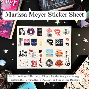 Puede incluir: Una hoja de pegatinas con varios diseños de los libros de Marissa Meyer, incluyendo "The Lunar Chronicles", "Renegades", "Heartless", "Fortuna Beach" y "Gilded".