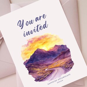 Puede incluir: Tarjeta de invitaci&oacute;n con las palabras "You are invited" en fuente cursiva. La tarjeta presenta un paisaje de acuarela de monta&ntilde;as, una carretera y una puesta de sol. Dise&ntilde;o de Sapphire Dreamscape Design.