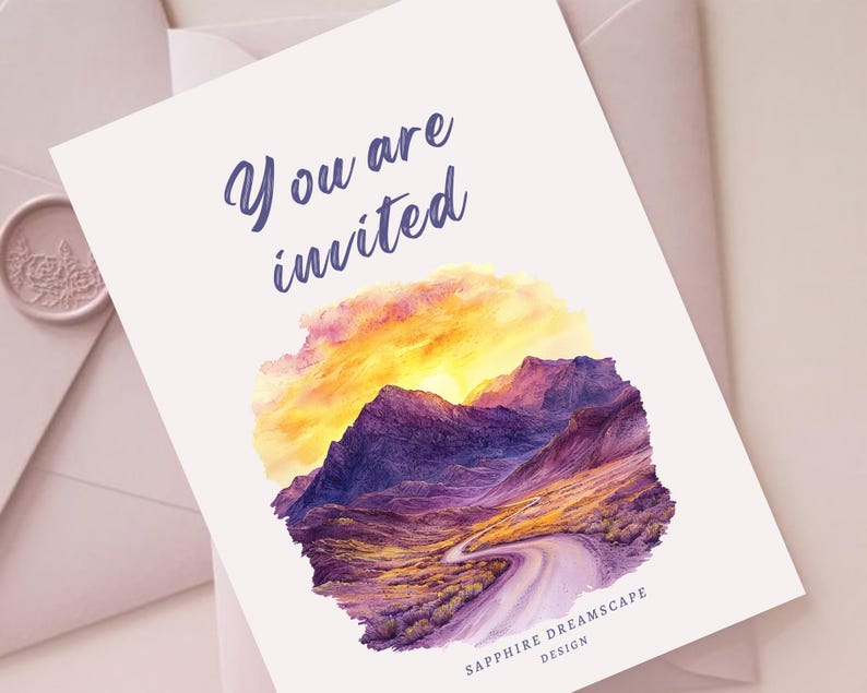 Puede incluir: Tarjeta de invitaci&oacute;n con las palabras "You are invited" en fuente cursiva. La tarjeta presenta un paisaje de acuarela de monta&ntilde;as, una carretera y una puesta de sol. Dise&ntilde;o de Sapphire Dreamscape Design.