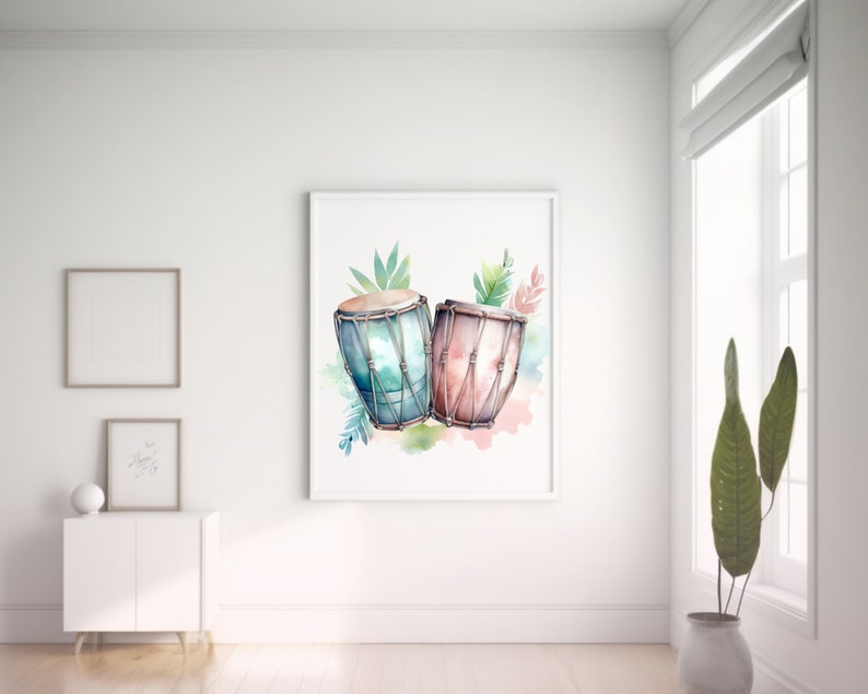 K&ouml;nnte beinhalten: Ein Aquarellbild von zwei Trommeln mit gr&uuml;nen Bl&auml;ttern und rosa und blauen Aquarellspritzer. Die Trommeln sind braun mit einem hellblauen und rosa Design.