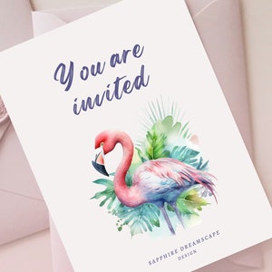 K&ouml;nnte beinhalten: Ein rosa Flamingo mit blauen und wei&szlig;en Federn steht vor gr&uuml;nen tropischen Bl&auml;ttern. Der Text "You are invited" ist in Lila &uuml;ber dem Flamingo geschrieben. Der Text "Sapphire Dreamscape Design" ist in Schwarz am unteren Rand des Bildes geschrieben.