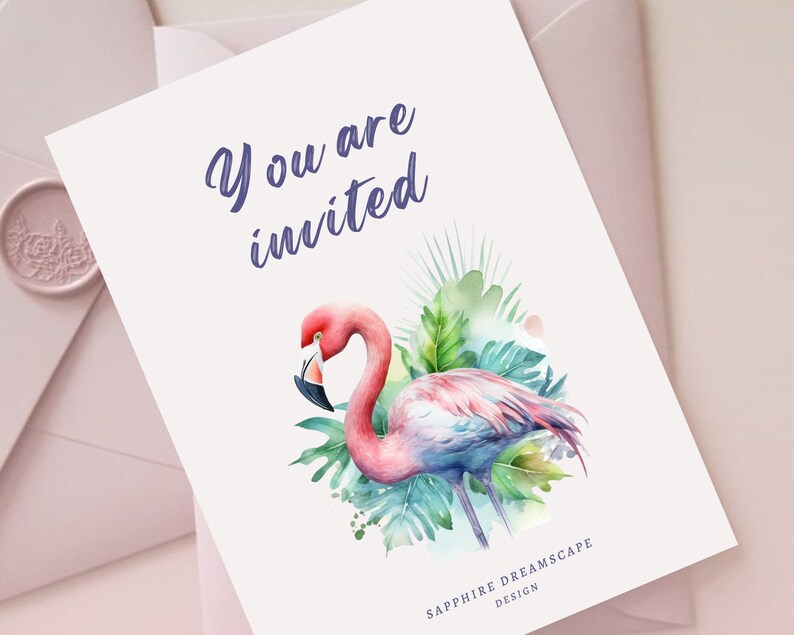 K&ouml;nnte beinhalten: Ein rosa Flamingo mit blauen und wei&szlig;en Federn steht vor gr&uuml;nen tropischen Bl&auml;ttern. Der Text "You are invited" ist in Lila &uuml;ber dem Flamingo geschrieben. Der Text "Sapphire Dreamscape Design" ist in Schwarz am unteren Rand des Bildes geschrieben.