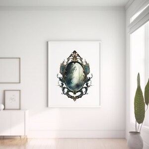 Puede incluir: Una impresi&oacute;n enmarcada de un espejo decorativo, adornado y dorado, que refleja una escena de bosque oscuro y brumoso.