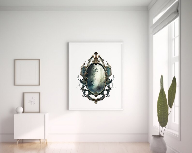 Puede incluir: Una impresi&oacute;n enmarcada de un espejo decorativo, adornado y dorado, que refleja una escena de bosque oscuro y brumoso.