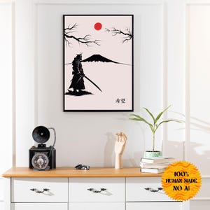 Könnte beinhalten: Eine Schwarzweißillustration eines Samurai, der vor einem Berg mit einer roten Sonne im Hintergrund steht. Das japanische Wort "有空" ist unten in der Abbildung in Schwarz geschrieben.