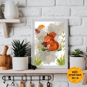 Könnte beinhalten: Eine Aquarell-Illustration eines niedlichen Eichhörnchens, das eine Eichel hält. Das Eichhörnchen ist braun und orange mit einem buschigen Schwanz. Der Hintergrund ist ein Aquarell-Wasch in Grau und Grün mit Blättern und Blumen.