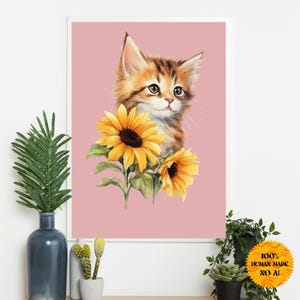 Pode incluir: Uma pintura em aquarela de um lindo gatinho tabby laranja com olhos verdes, espiando por trás de um buquê de girassóis amarelos em um fundo rosa.