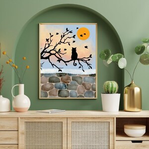 Könnte beinhalten: Eine schwarze Katzensilhouette sitzt auf einem Ast eines Baumes mit einer gelben Sonne und Vögeln im Hintergrund. Der Baum steht vor einer Steinmauer.