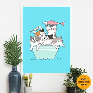 Könnte beinhalten: Fünf Comic-Katzen in einer blauen Schüssel, die auf blauem Wasser schwimmt. Die Katzen halten Fische und lächeln. Die Schüssel hat ein hellblaues und weißes Muster.