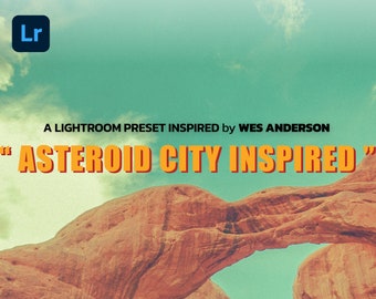 Può includere: Un preset di Lightroom ispirato a Wes Anderson, con il testo "Asteroid City Inspired" in lettere arancioni su uno sfondo blu e verde. In primo piano si trova una grande formazione rocciosa arancione.