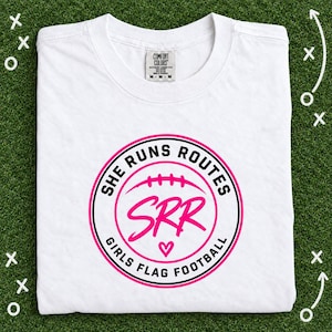 Camiseta de fútbol americano de bandera para niñas "She Runs Routes", camiseta Comfort Colors con diseño de insignia SRR, regalo para mamás deportistas y atletas, ropa para el día del partido. imagen 1