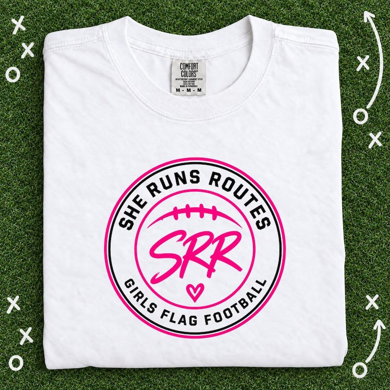 Camiseta de fútbol americano de bandera para niñas "She Runs Routes", camiseta Comfort Colors con diseño de insignia SRR, regalo para mamás deportistas y atletas, ropa para el día del partido. imagen 1