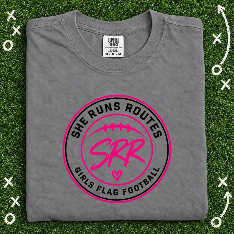 Camiseta de fútbol americano de bandera para niñas "She Runs Routes", camiseta Comfort Colors con diseño de insignia SRR, regalo para mamás deportistas y atletas, ropa para el día del partido. imagen 2