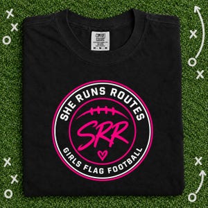 Camiseta de fútbol americano de bandera para niñas "She Runs Routes", camiseta Comfort Colors con diseño de insignia SRR, regalo para mamás deportistas y atletas, ropa para el día del partido. imagen 3