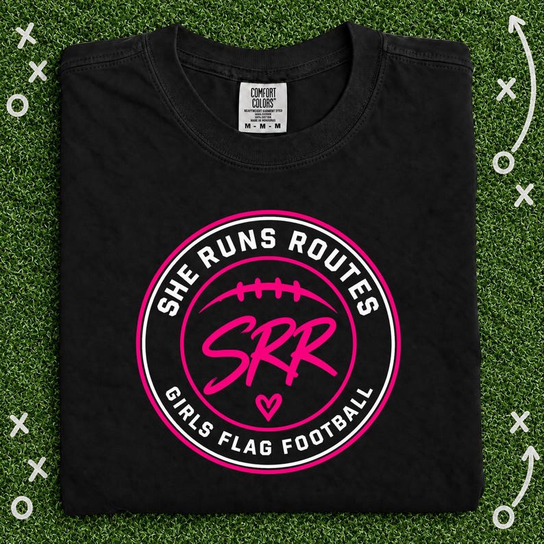 Camiseta de fútbol americano de bandera para niñas "She Runs Routes", camiseta Comfort Colors con diseño de insignia SRR, regalo para mamás deportistas y atletas, ropa para el día del partido. imagen 3