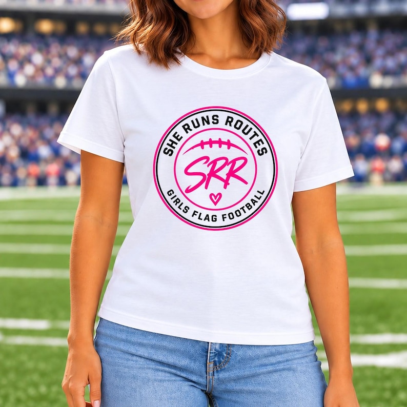 Camiseta de fútbol americano de bandera para niñas "She Runs Routes", camiseta Comfort Colors con diseño de insignia SRR, regalo para mamás deportistas y atletas, ropa para el día del partido. imagen 4