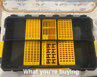 Peut inclure: Une boîte de rangement en plastique noir avec des séparateurs jaunes étiquetés "PADS", "RET EQ", "FWD EQS", "SPLITTERS" et "FWD EQS".