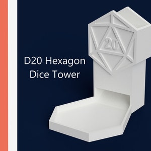 Może przedstawiać: Biała wieża do kości D20 Hexagon o geometrycznym kształcie. Wieża posiada tacę u podstawy i górną część z numerem 20. Tekst "D20 Hexagon Dice Tower" jest widoczny po lewej stronie obrazu.