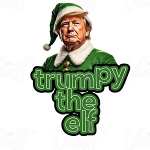 Könnte beinhalten: Ein grünes und weißes Elfenkostüm mit einer roten Mütze. Der Elf trägt einen grünen Anzug mit einem weißen Kragen und eine rote Mütze mit einem weißen Bommel. Der Elf hält ein Schild mit der Aufschrift "trumpy the elf".