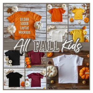 Könnte beinhalten: Eine Collage von Kinder-T-Shirts in verschiedenen Farben wie Orange, Gelb, Weiß, Schwarz und Burgunderrot, angeordnet auf einem rustikalen Holzgrund. Die Shirts sind von Kürbissen, Zierkürbissen und Herbstlaub umgeben. Der Text lautet "All Fall Kids".